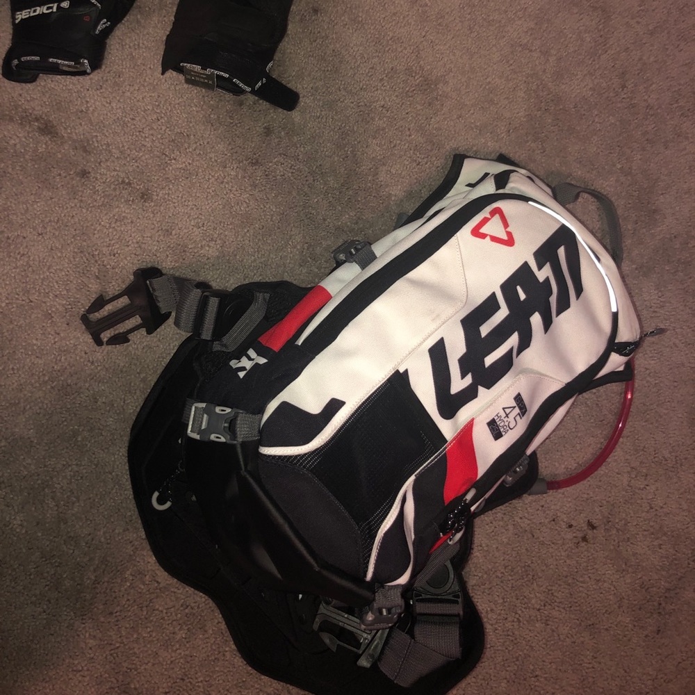 Leatt Brace GPX 4.5 Hydra Chest Protector backpack